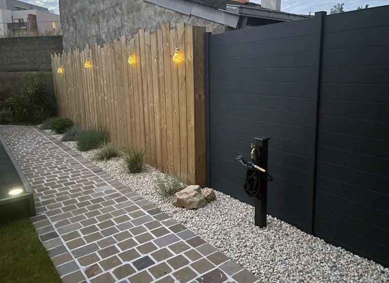 Allée pavés et cloture alu et bois