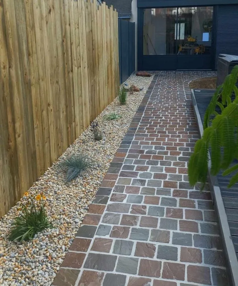 Allée pavées grès et panneau bois