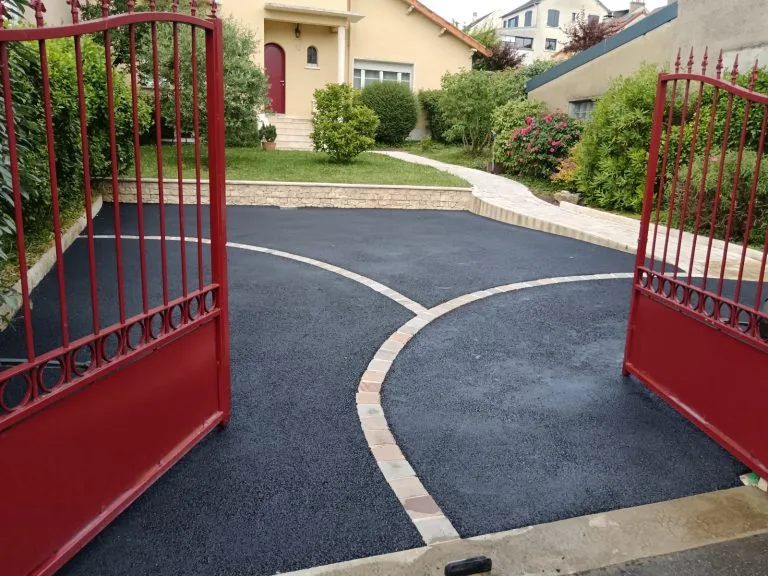 Revêtement enrobé noir